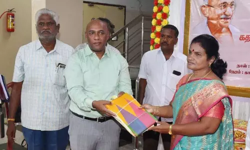 தீபாவளி பண்டிகையையொட்டி       கதர் துணிகள் சிறப்பு விற்பனை;  கலெக்டர் பழனி தொடங்கி வைத்தார்