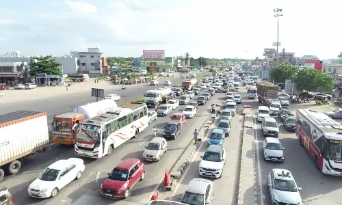 தொடர் விடுமுறை முடிந்து சென்னைக்கு படையெடுத்த மக்கள்: சுங்கச்சாவடியில் வாகனங்கள் அணிவகுத்து நின்றதால் போக்குவரத்து நெரிசல்