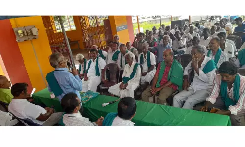 மணல் குவாரிக்கு எதிர்ப்பு தெரிவித்து போராட்டம் மணல் குவாரிக்கு எதிர்ப்பு தெரிவித்து போராட்டம்