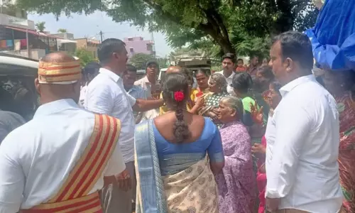 கலெக்டரின் காரை நிறுத்தி முறையிட்ட பொதுமக்கள் கலெக்டரின் காரை நிறுத்தி முறையிட்ட பொதுமக்கள்