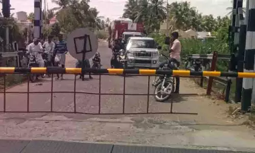 நொய்யல் ரெயில்வே கேட் திடீர் பழுது