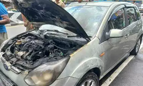 ஓடும் காரில் திடீரென தீ