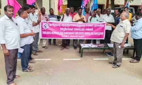 சாலை பராமரிப்பு ஊழியர்கள் ரத்தத்தில் கையெழுத்திட்டு போராட்டம்