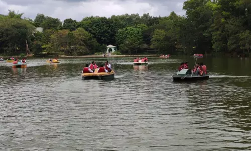 ஏலகிரி மலையில் குவிந்த சுற்றுலா பயணிகள்