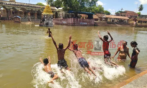 துலாக்கட்ட காவிரி ஆற்றில் குளித்து மகிழ்ந்த சிறுவர்கள்