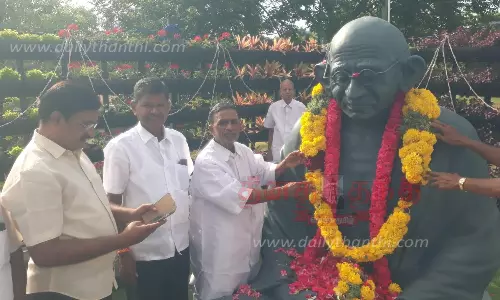 காந்தி சிலைக்கு மாலை அணிவித்து மரியாதை காந்தி சிலைக்கு மாலை அணிவித்து மரியாதை