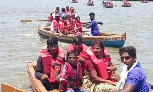 தொடர் விடுமுறையால் பிச்சாவரம் சுற்றுலா மையத்தில் குவிந்த பயணிகள்