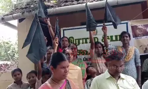 தீராம்பட்டியில் கிராமசபை கூட்டத்தில் கருப்பு கொடி ஏந்தி பொதுமக்கள் போராட்டம்