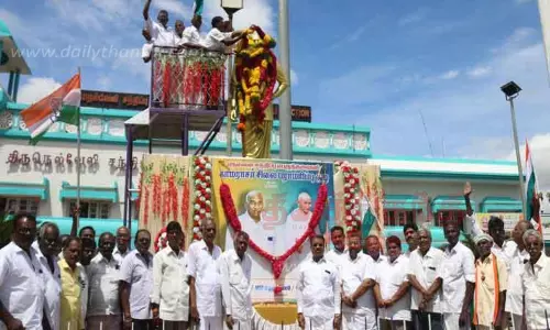 காமராஜர் சிலைக்கு அரசியல் கட்சியினர் மாலை அணிவித்து மரியாதை காமராஜர் சிலைக்கு அரசியல் கட்சியினர் மாலை அணிவித்து மரியாதை