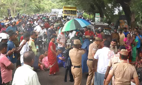 மின்வாரியத்தை கண்டித்து பொதுமக்கள் சாலை மறியல்