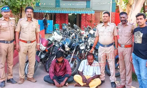 வாகன திருட்டில் ஈடுபட்ட 2 பேர் கைது- 19 மோட்டார் சைக்கிள்கள், டிராக்டர் பறிமுதல்