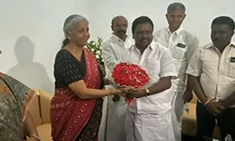 மத்திய மந்திரி நிர்மலா சீதாராமனுடன் அதிமுக எம்.எல்.ஏ.க்கள் சந்திப்பு