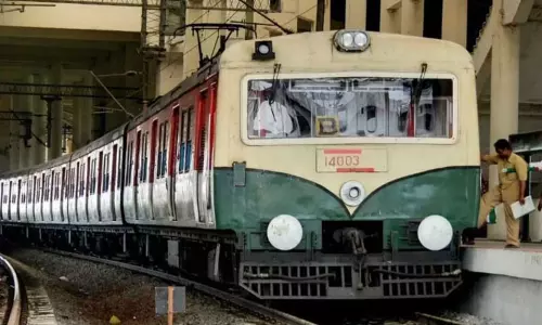 சென்னை புறநகர் மின்சார ரெயில்களில் ஏ.சி. பெட்டிகள் இணைக்க முடிவு
