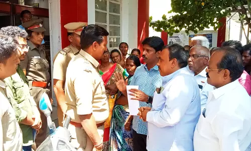 தலைமை தபால் அலுவலகத்தை முற்றுகையிட்டு பொதுமக்கள் போராட்டம்