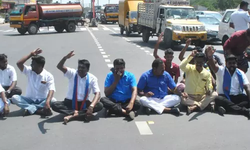 தீக்குளிக்க முயன்ற ஊராட்சி மன்ற தலைவி