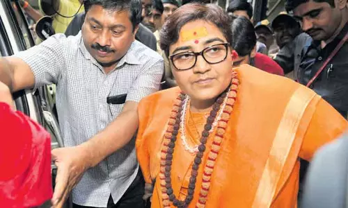 மாலேகான் குண்டுவெடிப்பு வழக்கு; விசாரணையின்போது உணர்ச்சிவசப்பட்ட பா.ஜ.க. எம்.பி. பிரக்யா சிங் மாலேகான் குண்டுவெடிப்பு வழக்கு; விசாரணையின்போது உணர்ச்சிவசப்பட்ட பா.ஜ.க. எம்.பி. பிரக்யா சிங்