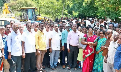 வாகனங்கள் வாங்கும் திட்டத்தை ரத்து செய்யக்கோரி    தொடக்க கூட்டுறவு வங்கி பணியாளர்கள் தொடர் விடுப்பில் செல்லும் போராட்டம்