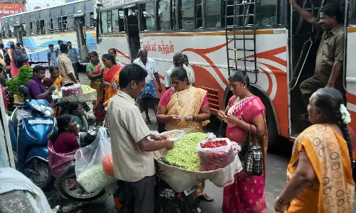 ஆக்கிரமிப்பால் அல்லல்படும் பயணிகள்