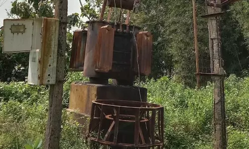 கோ.மாவிடந்தலில் மின்மாற்றி பழுது: 50 ஹெக்டேர் கரும்பு, நெற்பயிர்கள் கருகும் அபாயம் நடவடிக்கை எடுக்க விவசாயிகள் கோரிக்கை