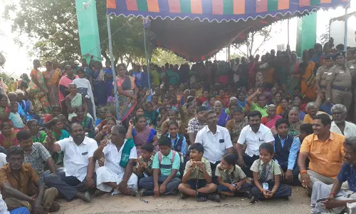 சேவூர் பந்தம்பாளையத்தில் டாஸ்மாக் பாரை உடனடியாக மூட வலியுறுத்தி பொதுமக்கள் காத்திருப்பு போராட்டத்தில் ஈடுபட்டனர்.