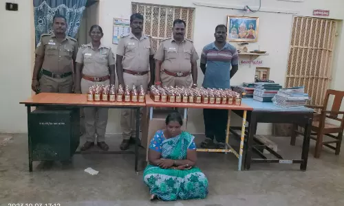 மதுபாட்டில் கடத்திய பெண் கைது
