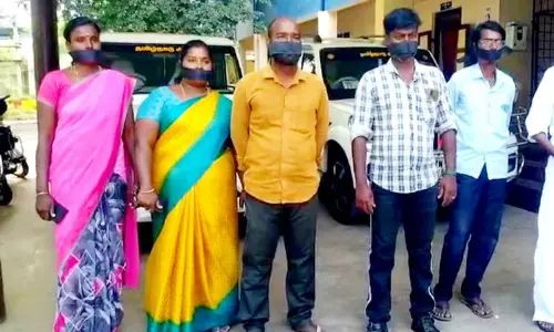 வாயில் கருப்பு துணி கட்டி வந்த வார்டு உறுப்பினர்கள் வாயில் கருப்பு துணி கட்டி வந்த வார்டு உறுப்பினர்கள்