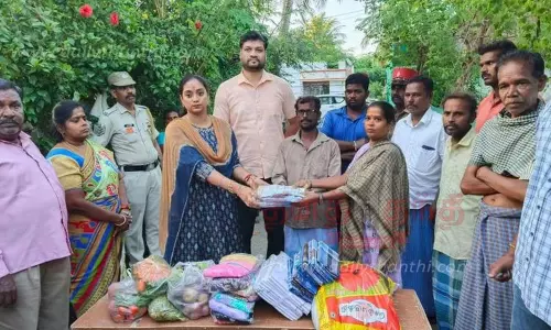 தீ விபத்தால் பாதிக்கப்பட்டவர்களுக்கு அமைச்சர் சந்திரபிரியங்கா உதவி