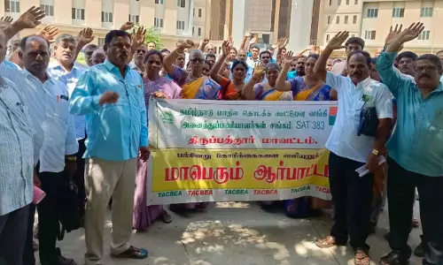 கூட்டுறவு சங்கத்தினர் அலுவலக சாவியை ஒப்படைக்கும் போராட்டம்