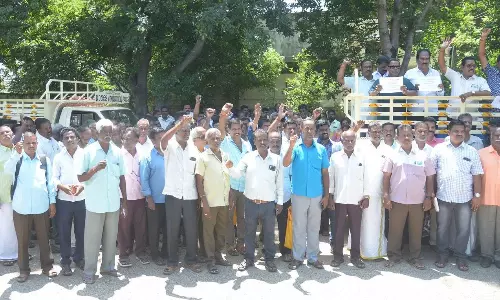 கூட்டுறவு வங்கி பணியாளர்கள் தொடர் விடுப்பு போராட்டம்