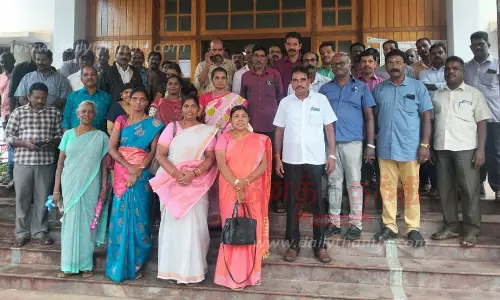 கூட்டுறவு வங்கி பணியாளர்கள் விடுப்பு எடுத்து போராட்டம்