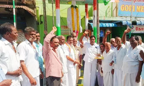 காந்தி சிலைக்கு முனிரத்தினம் எம்.எல்.ஏ. மாலை அணிவித்து மரியாதை