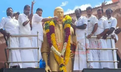 காமராஜர் சிலைக்கு அய்யாத்துரை பாண்டியன் மரியாதை காமராஜர் சிலைக்கு அய்யாத்துரை பாண்டியன் மரியாதை