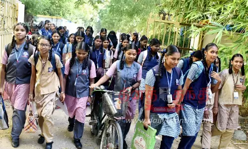 காலாண்டு விடுமுறை முடிந்து பள்ளிக்கூடங்கள் திறப்பு- மாணவர்களுக்கு புதிய புத்தகங்கள் வழங்கப்பட்டன