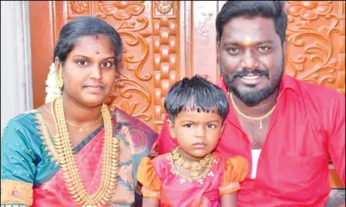 கணவர் இறந்த 4 நாளில் சோகம்: குழந்தையை முதுகில் கட்டிக்கொண்டு கிணற்றில் குதித்து கர்ப்பிணி தற்கொலை