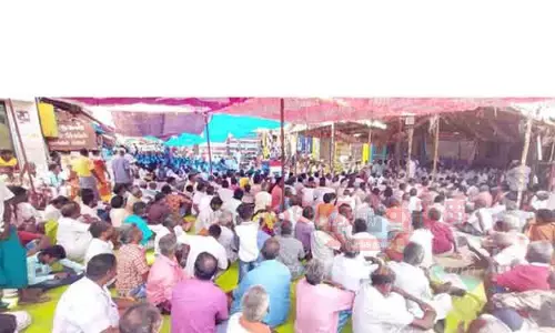 கோவில் திருவிழா நடத்த அனுமதிக்க கோரி 18 கிராம மக்கள் உண்ணாவிரத போராட்டம்- கடைகளும் அடைப்பு