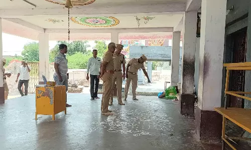 கோவில் வளாகத்தில் பிணமாக கிடந்த பெண் பூசாரி