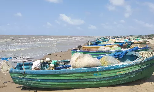 மீனவர்கள் கடலுக்கு மீன் பிடிக்க செல்லவில்லை