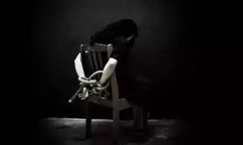 பிவண்டியில் பெண்ணை கடத்தி ரூ.3 லட்சம் கேட்டு மிரட்டல்; 7 பேர் கும்பலுக்கு போலீசார் வலைவீச்சு