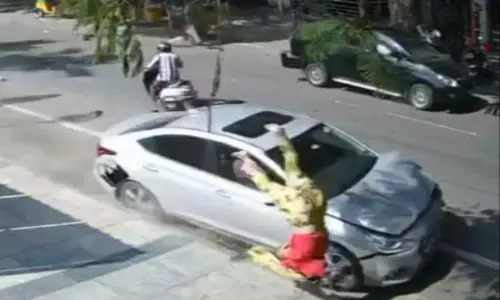 கார் மோதி தூக்கி வீசப்பட்ட பெண்