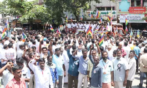 விஸ்வகர்மா சமூக சங்கங்களின் கூட்டமைப்பினர் ஆர்ப்பாட்டம்