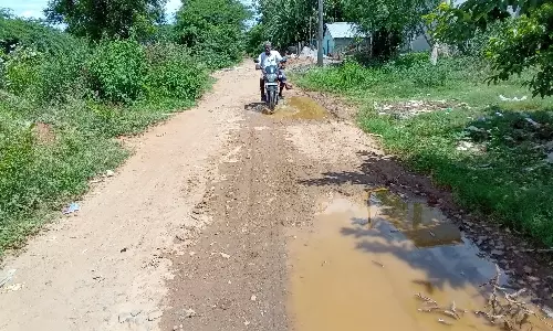 குண்டும், குழியுமான சாலை சீரமைக்கப்படுமா?