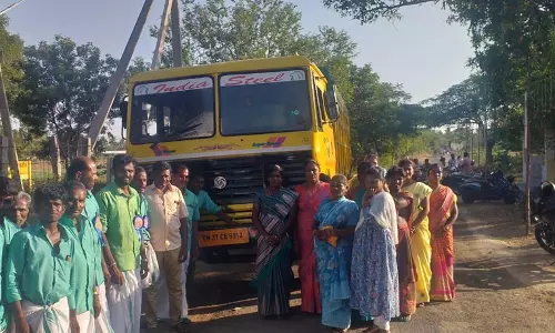 லாரியை சிறைபிடித்த பொதுமக்கள்