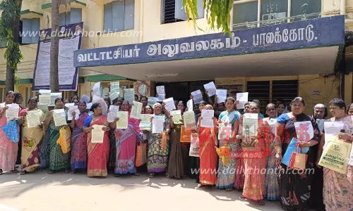 பட்டா வழங்கிய இடத்தை அளந்து தர கோரிபாலக்கோடு தாலுகா அலுவலகத்தை பெண்கள் முற்றுகையிட்டு போராட்டம் பட்டா வழங்கிய இடத்தை அளந்து தர கோரிபாலக்கோடு தாலுகா அலுவலகத்தை பெண்கள் முற்றுகையிட்டு போராட்டம்
