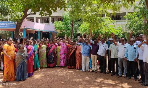 ஆசிரியர்கள் திடீர் ஆர்ப்பாட்டம் ஆசிரியர்கள் திடீர் ஆர்ப்பாட்டம்