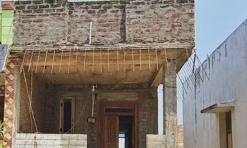 கல்குவாரியில் வைத்த வெடியின் அதிர்வால்   வீட்டின் சிலாப் இடிந்து விழுந்து கர்ப்பிணி காயம்