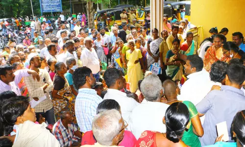 கலெக்டர் அலுவலகத்தில் குவிந்த மாற்றுத்திறனாளிகள்