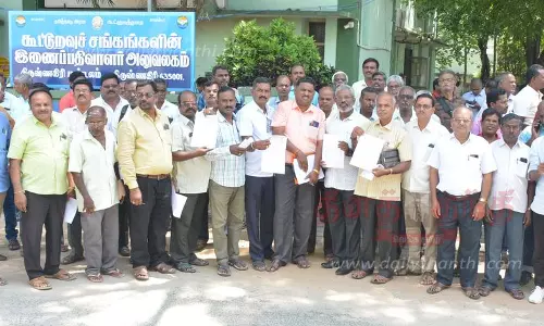 தொடக்க கூட்டுறவு வங்கிஅனைத்து பணியாளர் சங்கத்தினர் தொடர் விடுப்பு போராட்டம்