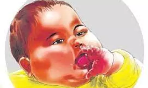 பச்சிளம் பெண் குழந்தை பிணம் முட்புதரில் வீச்சு