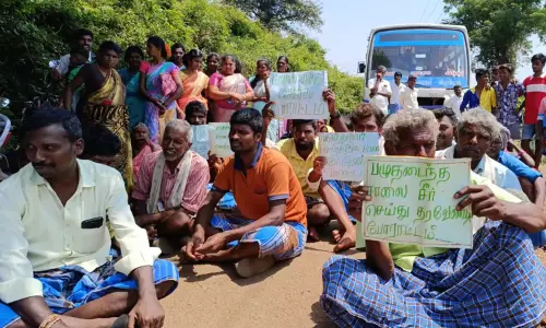 சாலையை சீரமைக்கக்கோரி பொதுமக்கள் மறியல்