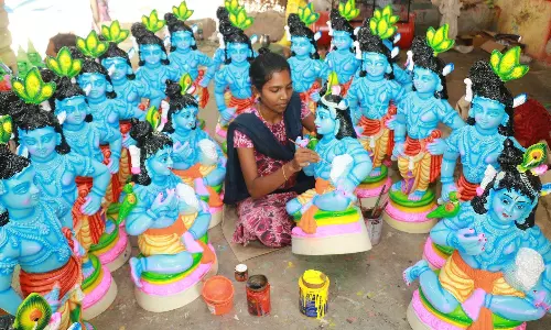 நவராத்திரி விழாவையொட்டி விழுப்புரம் பகுதியில் கொலு பொம்மைகள் தயாரிக்கும் பணி மும்முரம் நவராத்திரி விழாவையொட்டி விழுப்புரம் பகுதியில் கொலு பொம்மைகள் தயாரிக்கும் பணி மும்முரம்